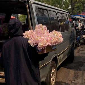 桌子下 漫画下拉式
