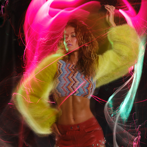 桌子下 漫画下拉式
